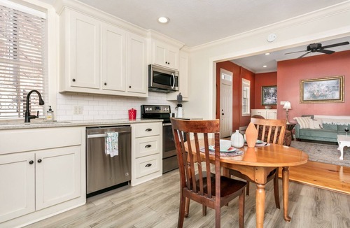 Natchez Condo | 610 Franklin: 5B | 1/1 | Heart of Downtown | Washer/Dryer