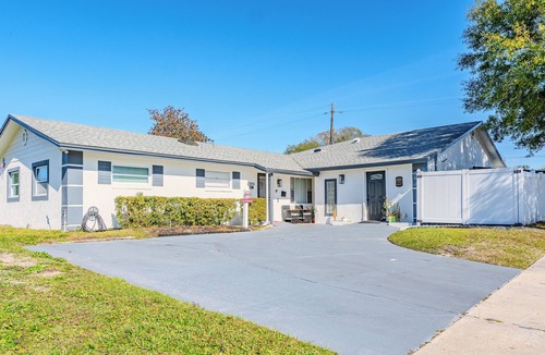 Richmond Heights House | 7-bedroom home in Central Florida, minutes from everywhere. Affordable Luxury.
