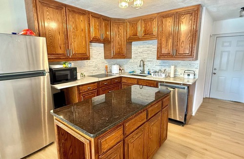 Murphy House | 7-bedroom huge house with pool, mini golf course, pickleball court & pool table.