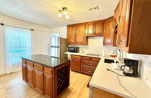 Murphy House | 7-bedroom huge house with pool, mini golf course, pickleball court & pool table.