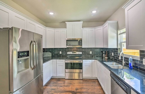 Texas City House | 7 Mi to Gulf: Family Home w/Yard in Texas City