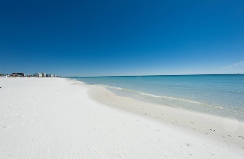 Holiday Isle Condo | 70 m² Condo ∙ 1 bedroom ∙ 4 guests