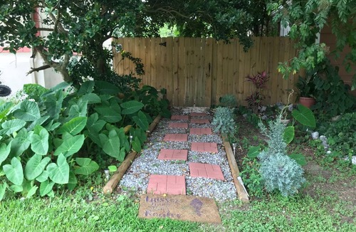 Kenner - Louis Armstrong International Airport Apartment | 750 a month-furnished Kenner private 3 room studio, small yard, private, & safe!