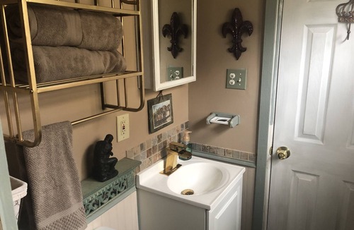 Kenner - Louis Armstrong International Airport Apartment | 750 a month-furnished Kenner private 3 room studio, small yard, private, & safe!