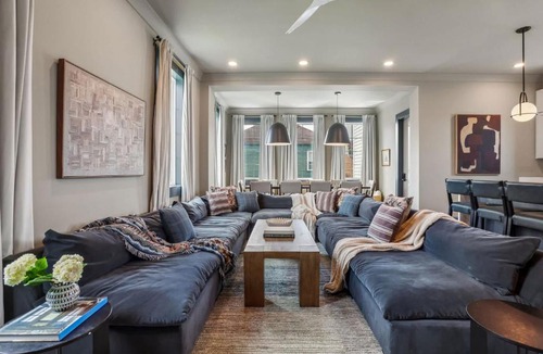 Faubourg Lafayette House | 7BR City Condo & Pool Access Near CBD