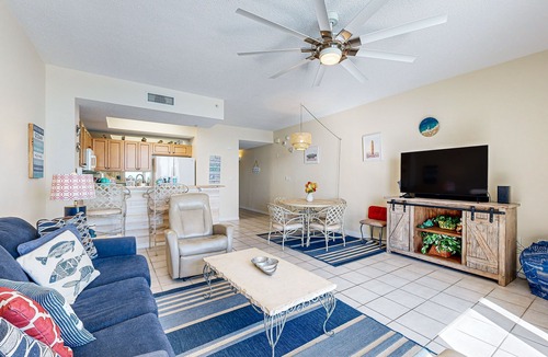 Navarre Beach Condo | 7th-floor bright, open condo - close to dining with Gulf front views