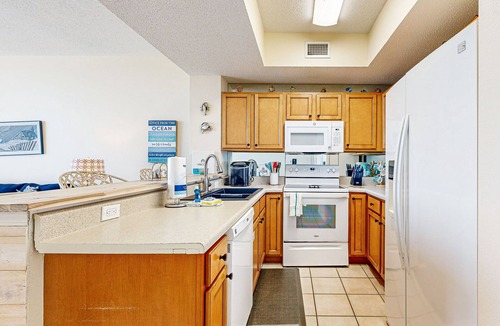 Navarre Beach Condo | 7th-floor bright, open condo - close to dining with Gulf front views