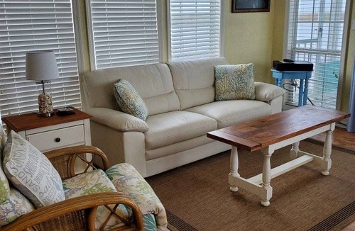 Historic Downtown Apalachicola Boat Rental | 88 m² Houseboat ∙ 2 bedrooms ∙ 4 guests