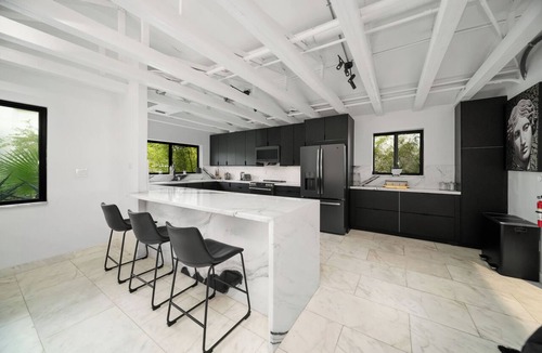 East Little Havana House | 8BR Mansion Near Kiki on the River, Home Cinema, Gym, Private Pool, BBQ