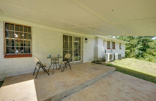 Newhebron Apartment | 9 Mi to Water Park: Silver Creek Gem w/Fireplace!