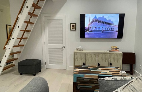 Old Town Cottage | "92 in the SHADE". Spacious one bedroom with a loft in the heart of old town .