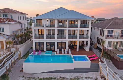Crystal Beach House | 929 m² House ∙ 7 bedrooms ∙ 30 guests