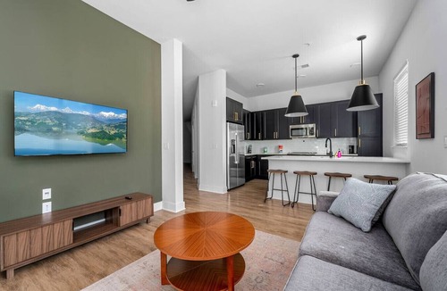 Oakford Park Apartment | A+ Cozy 2 BD Apartment | Walk to Raymond James!