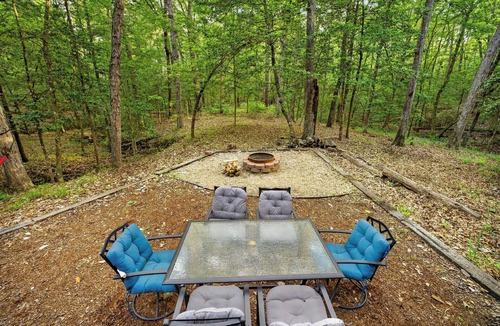 Woden Cabin | A-Frame retreat: 1 mile from Sam Rayburn Reservour