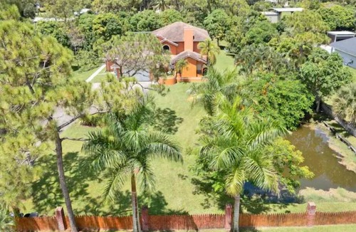 Hunt Club House | A gorgeous Villa with an amazing Pool and Pond!
