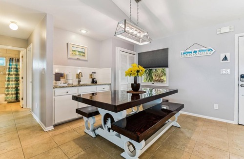 East End House | A GREAT ESCAPE is yours.beachfront! Leave the hustle and bustle of the city!