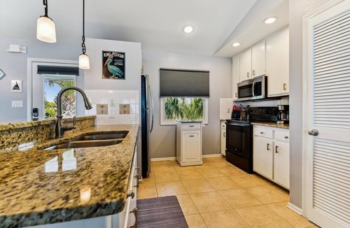 East End House | A GREAT ESCAPE is yours.beachfront! Leave the hustle and bustle of the city!