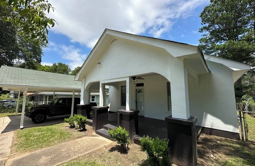 Texarkana Cottage | A Quiet Place - Hickory House - 4 Bedrooms
