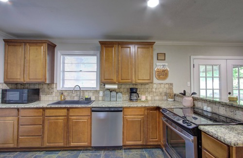 Texarkana House | A Quiet Place - King Bed-Covered Patio-2 Bath