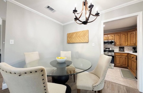 Texarkana House | A Quiet Place - King Beds - Carport - Sidney North