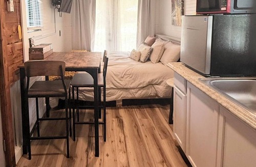 Fluker Cabin | A Sweet Spot Hot Tub 13 min to Franklinton and 19 min the State Park