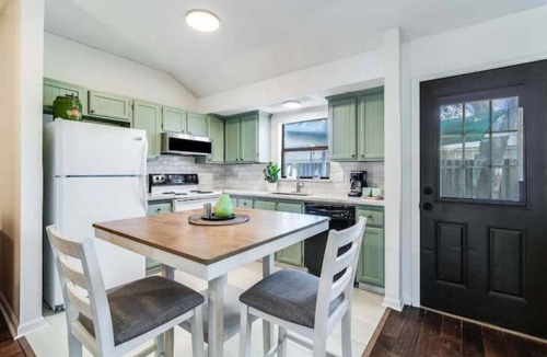 Milton House | Acadiana Stay Near Sports, Dining, Entertainment