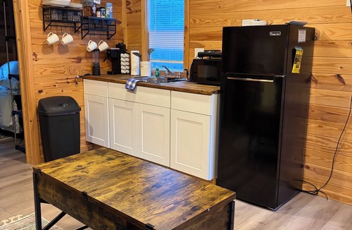 Alexandria Cottage | Adorable 1-bedroom Tiny Home Cottage with AC in charming Alexandria