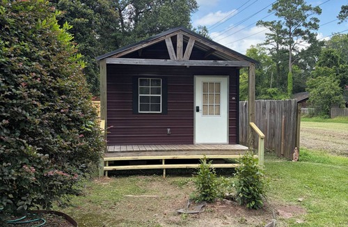 Alexandria Cottage | Adorable 1-bedroom Tiny Home Cottage with AC in charming Alexandria