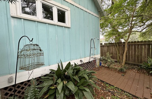 Old Town Cottage | Adorable Cottage, only one block from the sandy beach!