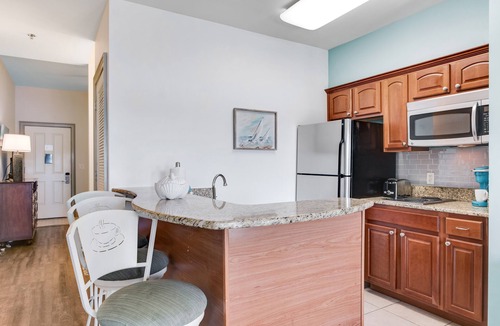 Sunnyside Apartment | Adorable dog-friendly studio with pool, hot tub & beach access