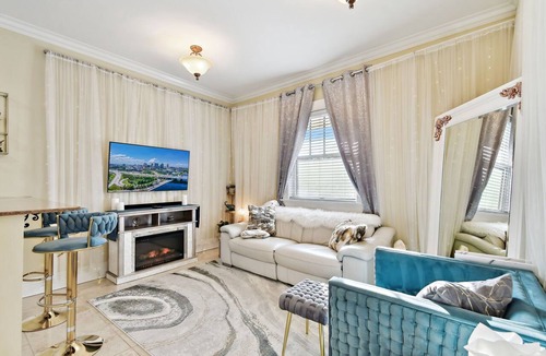 Hyde Park Apartment | Adorable Hyde Park Apartment w/Parking & Gym