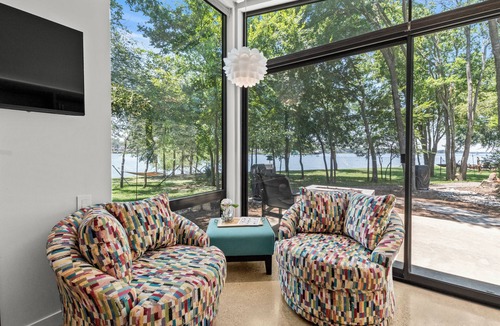 Malakoff Cottage | Adults-only escape on CCL with hot tub, hammocks, and peaceful lake views!