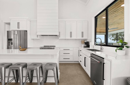 Negreet House | AESTHETIC WATERFRONT BUNGALOW, FISHING PIER, FIREPIT