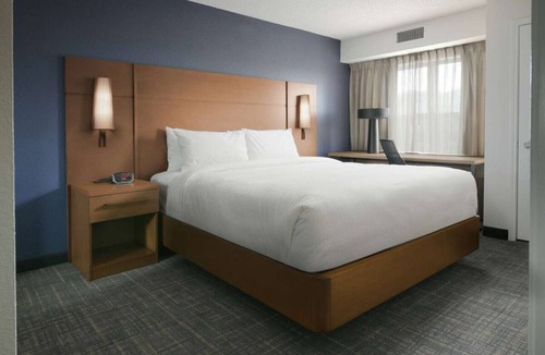 Fossil Creek Hotel | Affordability Meets Comfort! Outdoor Pool & FREE Parking! Near Modern Art Museum