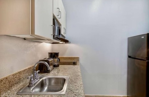 Beaumont Hotel | Affordable 3 - Rooms w/Equipped Kitchen in Heart of Beaumont’s Attractions