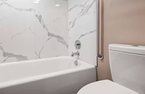 Jasper Hotel | Affordable Jasper Accommodation Near Dining, Parks & Downtown—Great Convenience