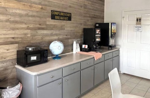 Greater Greenspoint Hotel | Affordable Unit w/King Bed + Free Breakfast | 6.8 Mi from George Bush Airport