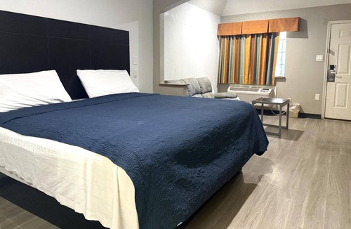 Greater Greenspoint Hotel | Affordable Unit w/King Bed + Free Breakfast | 6.8 Mi from George Bush Airport