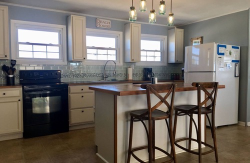 East End House | Affordable 2 bed, 1.5 bath Beach views. Hot tub, Pet friendly, fenced back yard.