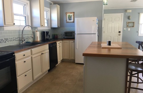 East End House | Affordable 2 bed, 1.5 bath Beach views. Hot tub, Pet friendly, fenced back yard.