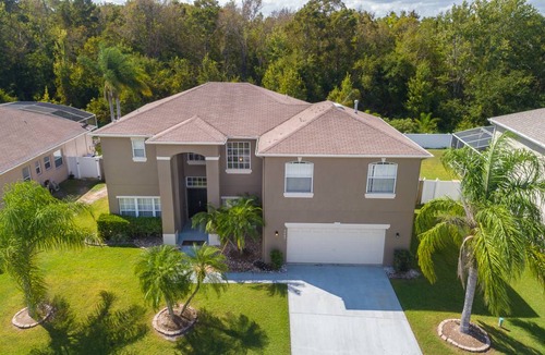 Crescent Lakes House | Afternoon Delight - 6BR Villa with Private Pool and Backyard