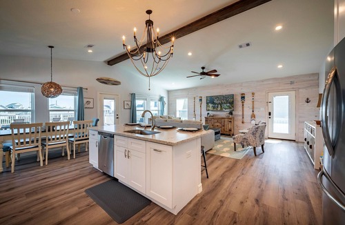 Jamaica Beach House | Agua Vista Waterfront Home 💥Hot Tub💥Sun Deck-Fish off Patio🎣Kayaks provided🛶