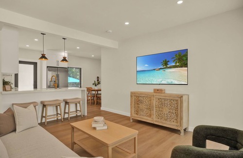 Miami Springs House | Airport Casita Fully Remodeled Private Backyard 2-Min Walk to IHOP & Golf
