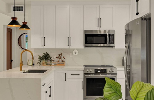 Miami Springs House | Airport Casita Fully Remodeled Private Backyard 2-Min Walk to IHOP & Golf