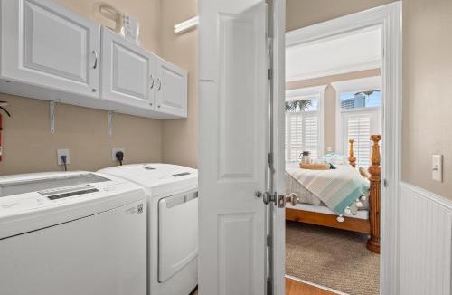 Summer Breeze House | Algun Dia - Plush Family-Friendly Home - A Block from Beach
