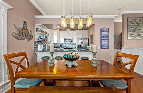 Summer Breeze House | Algun Dia - Plush Family-Friendly Home - A Block from Beach