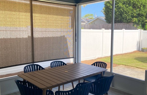 Riviera Beach House | All dogs OK, infant/kid friendly, golf cart incl, 0.5 mi to beach