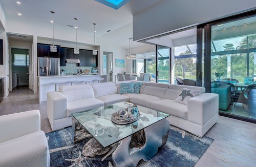Pine Valley House | Amalfi | Lake front | 2 Masters | Pool | Spa | Swim up Bar