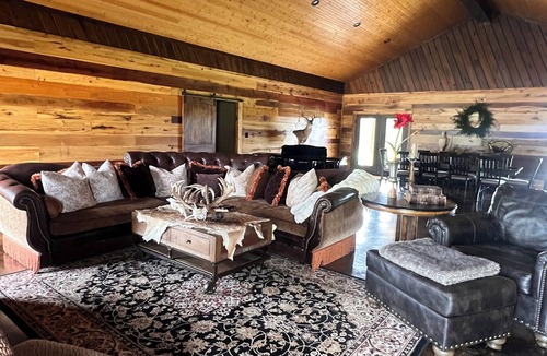 Long Branch Cabin | Amazing 6 BDR/BTH lodge in Timpson; minutes from Lake Murvaul &Wild Spring Dunes