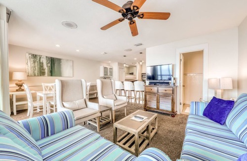 Fort Bay Condo | Amazing beachfront condo w/shared pool & hot tub + easy beach access